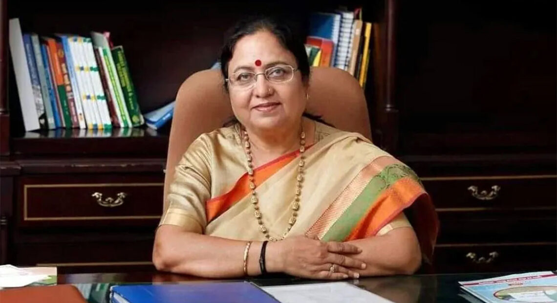 आगरा: मंत्री बेबी रानी मौर्य की बैठक में अधिकारी नदारद, किसानों ने किया हंगामा