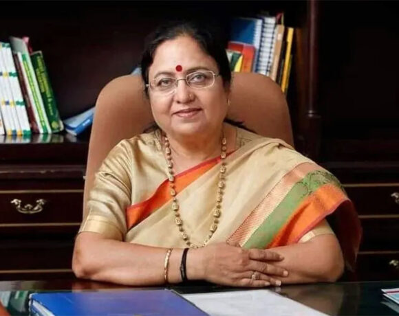 आगरा: मंत्री बेबी रानी मौर्य की बैठक में अधिकारी नदारद, किसानों ने किया हंगामा