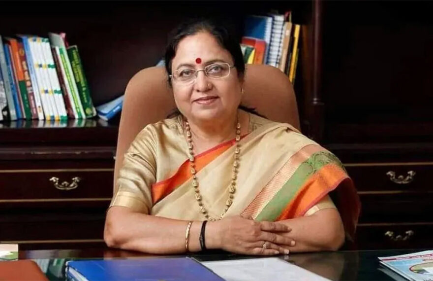 आगरा: मंत्री बेबी रानी मौर्य की बैठक में अधिकारी नदारद, किसानों ने किया हंगामा