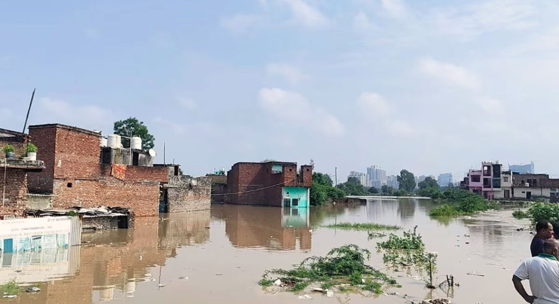 दिल्ली में बाढ़ का खतरा, यमुना का जलस्तर खतरे के निशान से ऊपर, निचले इलाके डूबे
