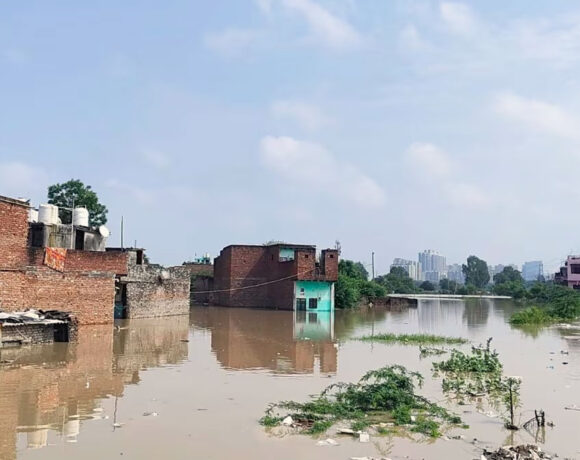 दिल्ली में बाढ़ का खतरा, यमुना का जलस्तर खतरे के निशान से ऊपर, निचले इलाके डूबे