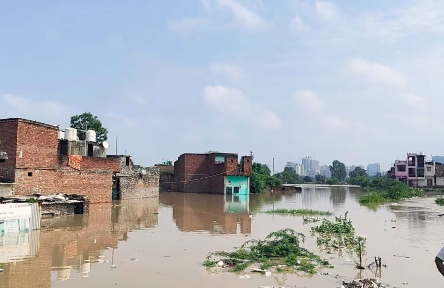 दिल्ली में बाढ़ का खतरा, यमुना का जलस्तर खतरे के निशान से ऊपर, निचले इलाके डूबे