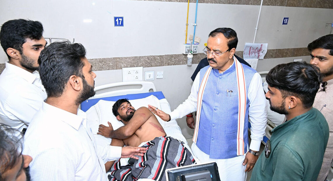 UP News: बाराबंकी लाठीचार्ज पर डिप्टी सीएम केशव मौर्य भड़के, बोले- "बर्बर कार्रवाई बर्दाश्त नहीं होगी"