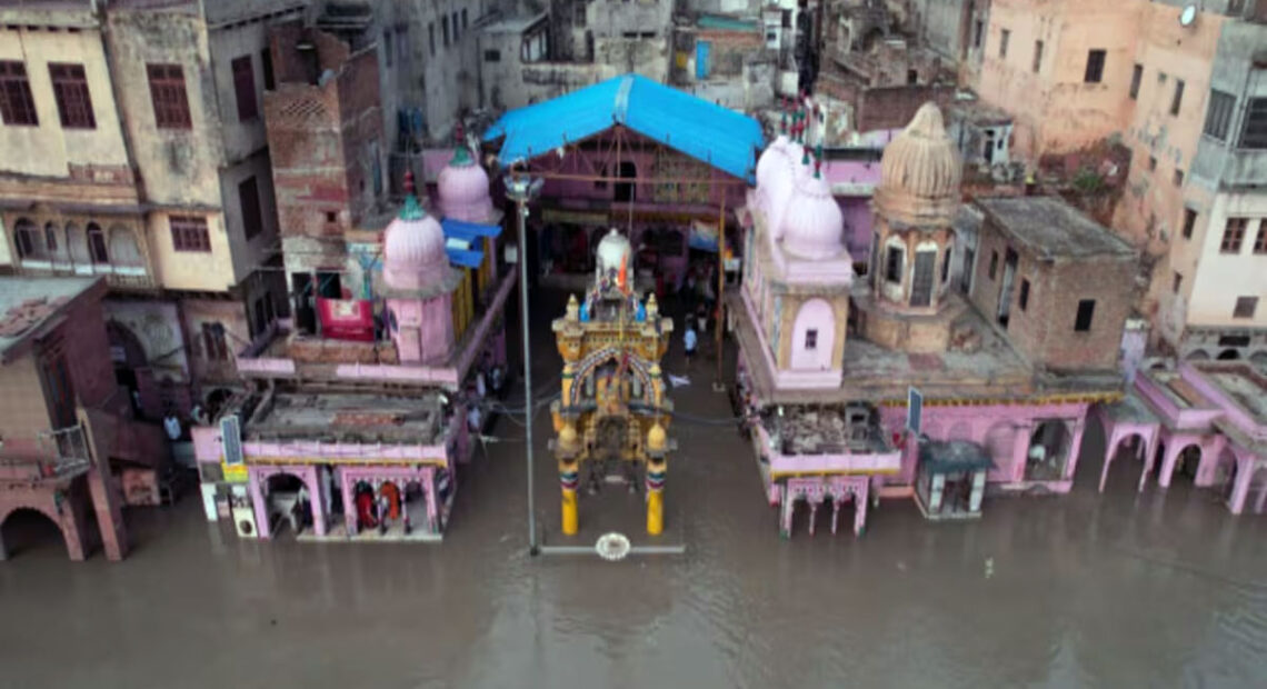 मथुरा में बाढ़ का खतरा: खतरे के निशान पार कर गई यमुना, गांवों का संपर्क टूटा, नाव संचालन बंद