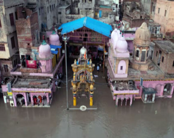 मथुरा में बाढ़ का खतरा: खतरे के निशान पार कर गई यमुना, गांवों का संपर्क टूटा, नाव संचालन बंद