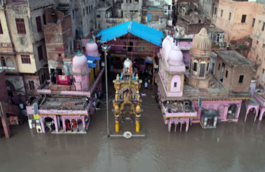 मथुरा में बाढ़ का खतरा: खतरे के निशान पार कर गई यमुना, गांवों का संपर्क टूटा, नाव संचालन बंद