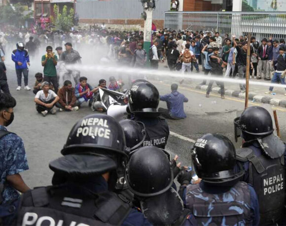 नेपाल हिंसा का भारत पर असर: बॉर्डर सील, मैत्री बस सेवा बंद, कारोबार ठप