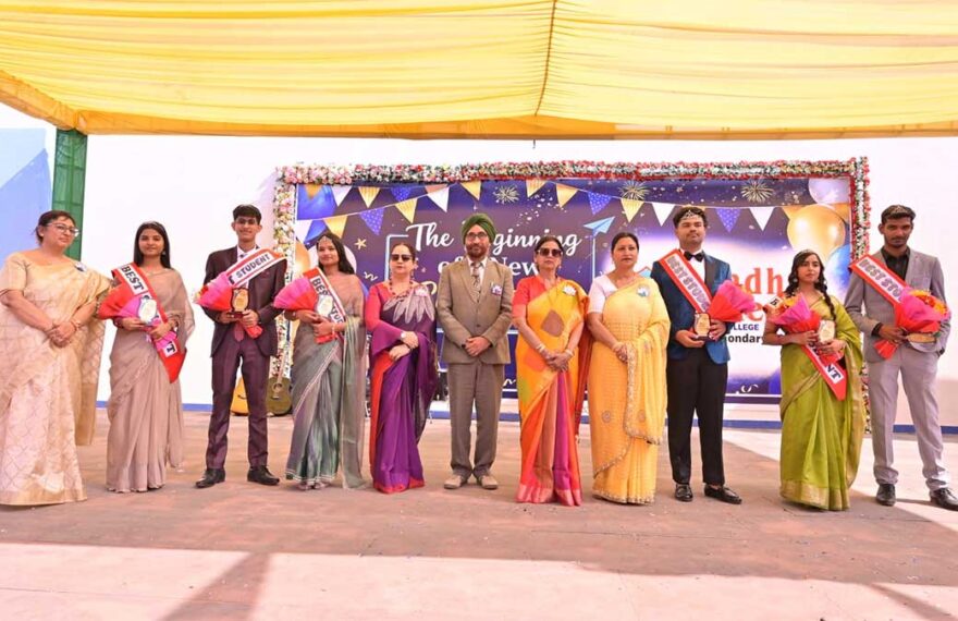 अवध कॉलेजिएट में कक्षा 12 के विद्यार्थियों को भव्य व भावपूर्ण विदाई