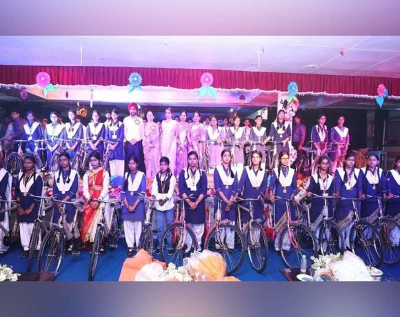 Igniting Minds, Creating Future: अवध कॉलेजिएट दरोगा खेड़ा में वार्षिक समारोह व पुरस्कार वितरण धूमधाम से सम्पन्न