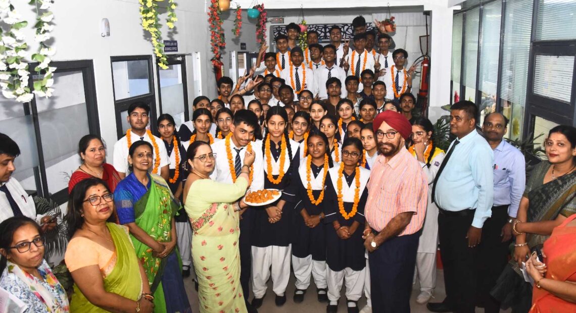 संघर्ष से सफलता तक: त्रिशनित ने विपरीत परिस्थितियों में रचा प्रेरणादायक इतिहास, विद्यालय के टॉपर्स ने भी लहराया परचम