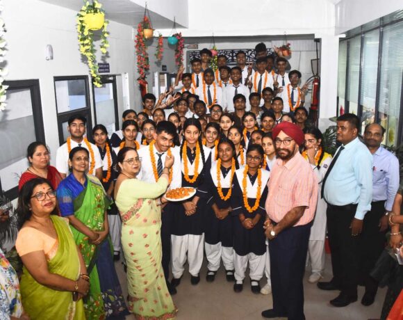 संघर्ष से सफलता तक: त्रिशनित ने विपरीत परिस्थितियों में रचा प्रेरणादायक इतिहास, विद्यालय के टॉपर्स ने भी लहराया परचम